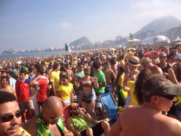 Chillen statt Stimmung: Public viewing an der Copacabana.