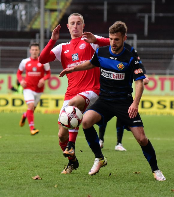 Zehn Wochen nach dem 1:3 gegen die TuS Koblenz bestreitet die U 23 des FSV Mainz 05 das nächste Heimspiel in der Regionalliga Südwest. Gegen Waldhof Mannheim ist am Freitagabend auf dem Rasen im Bruchwegstadion allerdings nicht mit Maurice Neubauer (l.) zu rechnen, der erkrankt nicht trainieren konnte.
