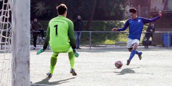 Frei und cool vor dem Gästetor: Sangheon Lee erzielt nach rund 20 Minuten das 2:0 für den TSV Schott II...