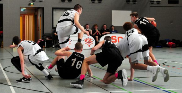 Doch, es ist Basketball. Mitunter ging es im JBBL-Spiel des ASC Mainz gegen das Team Bonn/Rhöndorf vogelwild zu.