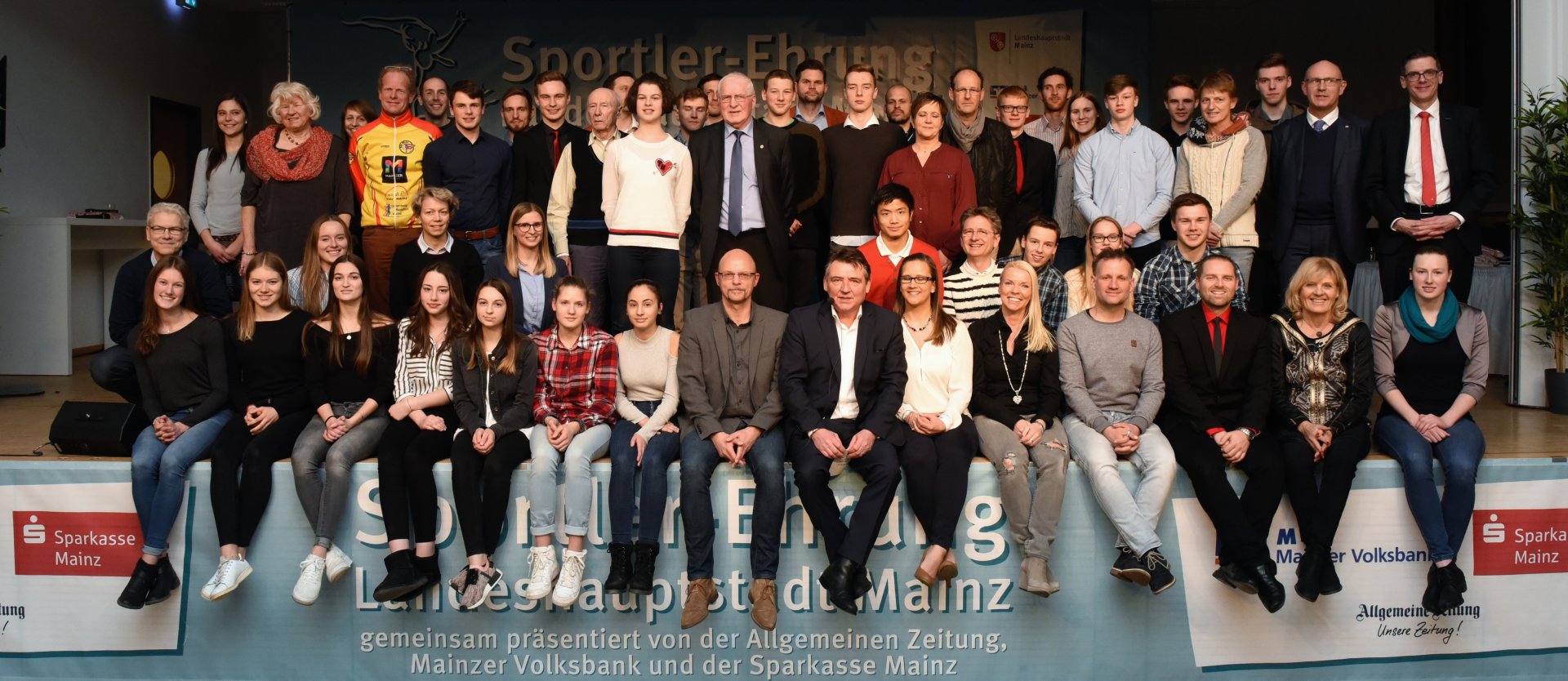 So seh’n Sieger aus: Wer sich für dieses Foto aufstellte und nicht zu den Moderatoren oder Sponsoren der Sportlerehrung gehörte, war 2017 Deutscher Meister geworden. Mindestens.