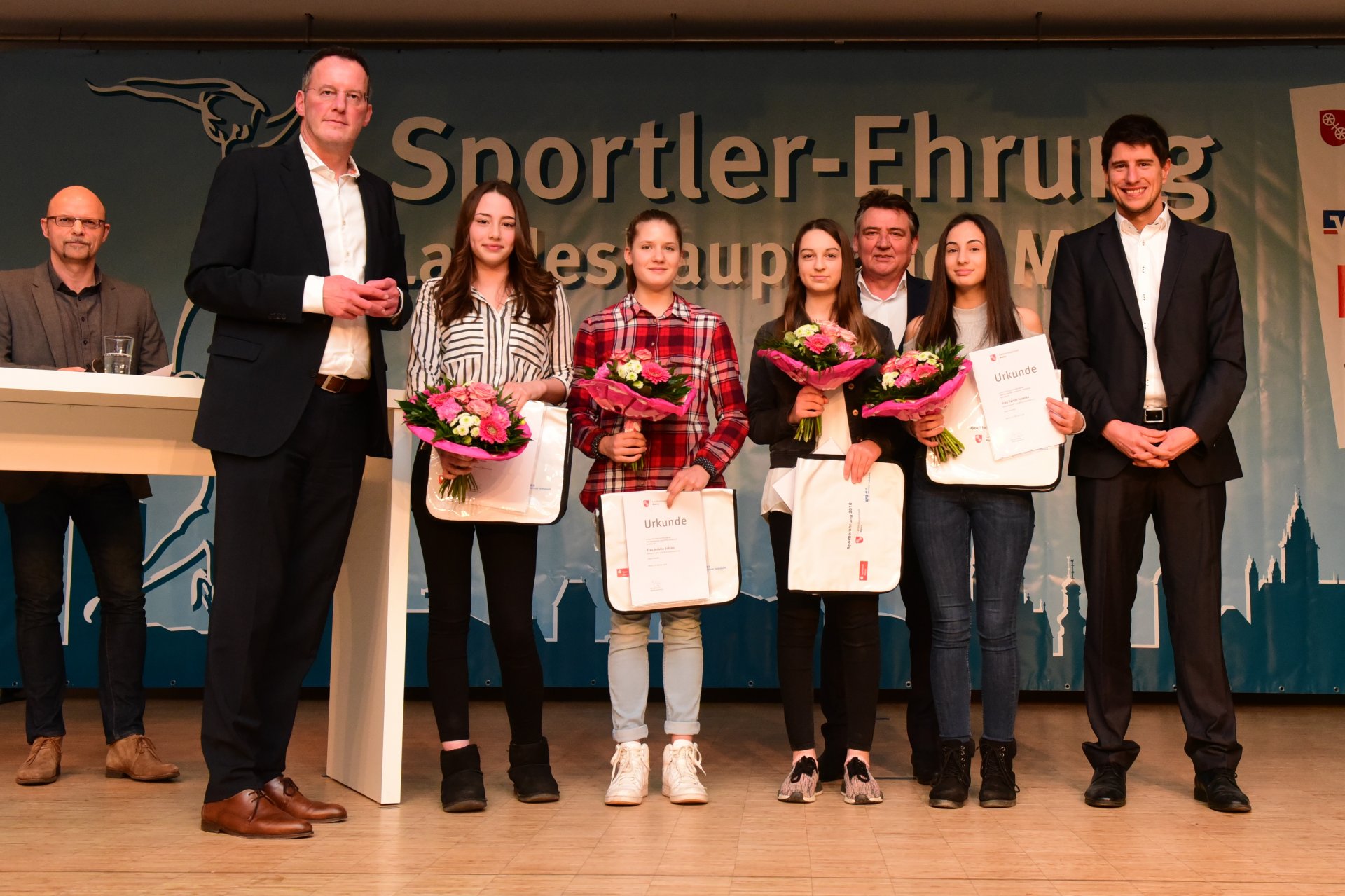 2014 hatten Katrin Schultheis und Sandra Sprinkmeier, das weltweit erfolgreichste Kunstrad-Duo aller Zeiten, ihren Rücktritt erklärt. Drei Jahre später feierte der RV Ebersheim wieder einen DM-Titel: Melissa Schwarz, Jessica Schien, Yarem und Aylin Karatas sind Deutsche Schülermeisterinnen im 4er Kunstradfahren.