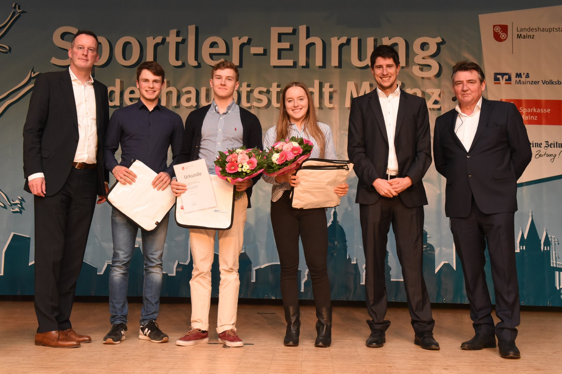 Annika Steinle (2.v.r.) wurde mit Cora Loch Deutsche U-17-Meisterin im Doppelzweier. Benedikt Dreyer und Simon Kern triumphierten im leichten Doppelzweier der U19. Alle gehören sie dem Mainzer Ruder-Verein an.