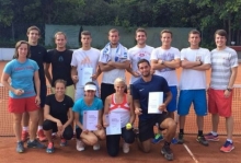 Ein illustrer Kreis der aktuell besten Hochschul-Tennisspielerinnen und -spieler: mittendrin die Titelverteidiger der Uni Mainz um Spitzenspieler Joel Rizzi (Mitte, mit Handtuch).  