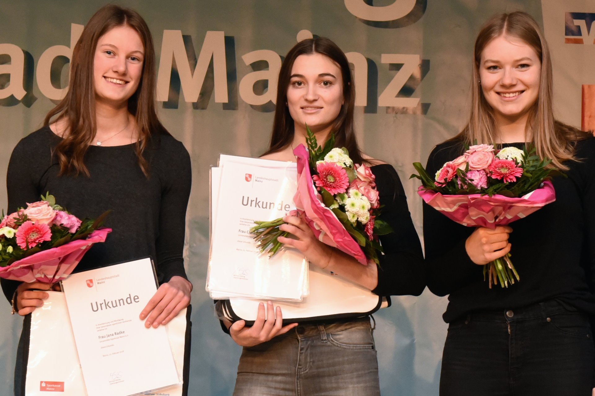 Jana Radke, Clara Mohr und Luise Pecht gelang gemeinsam mit Lea Kahlert und Friederike Kallenberg Historisches: Zehn Jahre nachdem eine 4x400-Meter-Jugendstaffel des USC Mainz in Erfurt Deutscher Meister geworden war, zeigte die Sprinterinnen, dass sich die Geschichte wiederholen kann. Und das auch noch an gleicher Stelle wie damals.