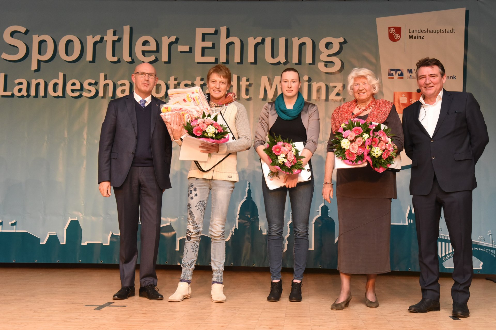 Barbara Gellrichs (2.v.l.) Titelsammlung 2017 erfordert einen Schnellsprecher, will man sie vorlesen, ohne den Abend zu sprengen: 14 DM-Siege in der Altersklasse 50, außerdem Vizeweltmeisterin über 800 Meter Freistil und Dritte über 200 Meter Lagen erschwamm sich die Frau vom MSV 01. Fiona Dengler- Harles (M.) wurde mit Gellrich, Christine Mosen und Christina Traxel Staffelmeisterin der AK 160 , und Gisela Petri ist Deutsche Meisterin der AK 80 über 800 und Vizeweltmeisterin über 400 Meter Freistil. Zudem sicherte sich Florian Lipke den DM-Titel der U20 über 400 Meter Lagen, 400 Freistil und 200 Brust.