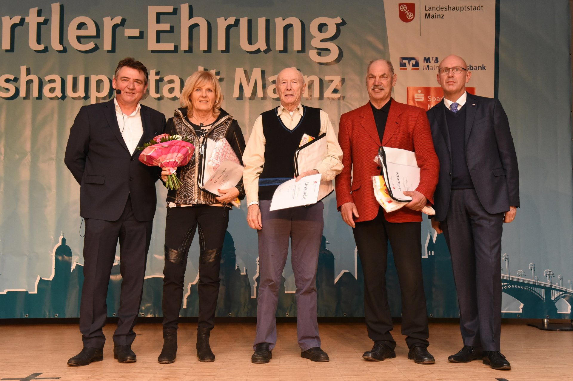  Karin Schmitt vom USC Mainz sammelte Weltmeister- ((Speer und Kugel) und Vizeweltmeistertitel (Diskus und 4x200 Meter) bei der W65. Speerwerfer Helmut Hessert (TSV Schott) wurde Deutscher Meister und Vize-Europameister der M70 im Speerwurf. Und Günter Schollmayer vom Eisenbahner-Sportverein, wurde Deutscher Meister der M85 über 100 Meter, im Hochsprung, Weitsprung, Kugelstoßen und Speerwurf – und verkündete auf der Bühne Ungeheuerliches: Er werde fortan keine Wettkämpfe mehr bestreiten. „Irgendwann muss es mal gut sein.“ Bürgermeister Günter Beck sicherte ihm trotzdem eine Karte für die Sportlerehrung im kommenden Jahr zu.