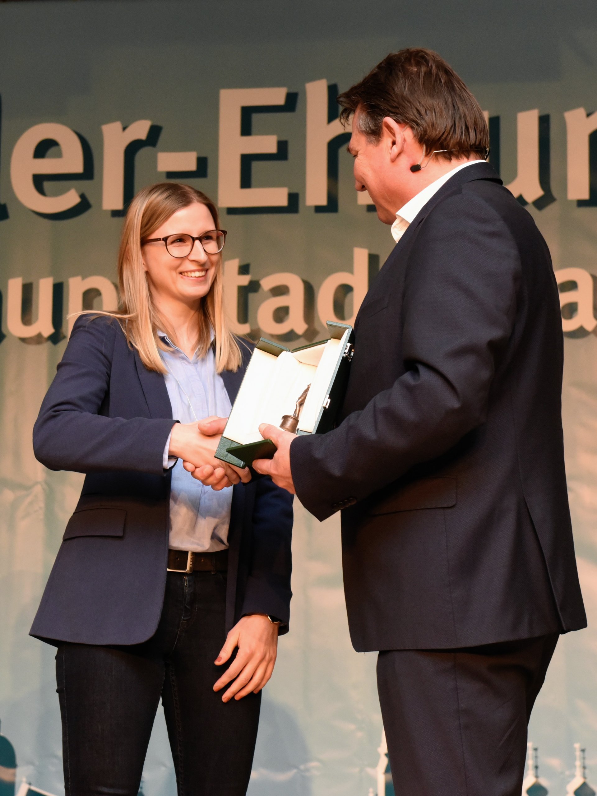  Weil ihre Schwester Nadja inzwischen in Österreich wohnt, kam Julia Thürmer alleine auf die Bühne, um die höchste Auszeichnung für Mainzer Sportler, den „Römer“ entgegenzunehmen…