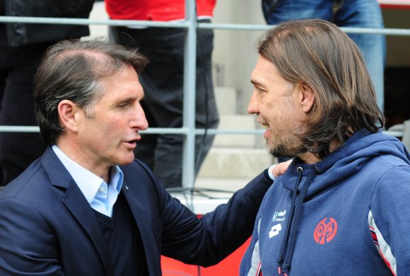 Weil Martin Schmidt (r.) das Handtuch geworfen hat, kommt Bruno Labbadia (l.) am Freitagabend mit dem VfL Wolfsburg nach Mainz.