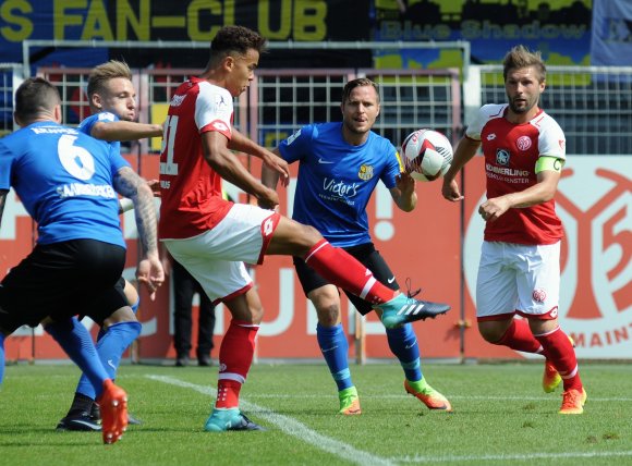 Noch mit dem in der Winterpause nach Magdeburg abgewanderten Marcel Costly hatte die U23 des FSV Mainz 05 (r. Sebastian Tyrala) beim 0:3 (0:1) im Heimspiel gegen den 1. FC Saarbrücken keine Chance.