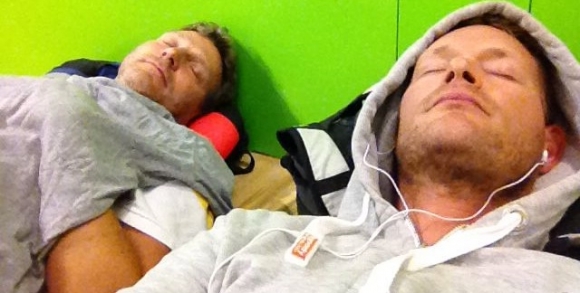 Wenn aus gewünschten drei Stunden Verspätung 20 Stunden werden: Martin & Pit mussten eine Nacht am Flughafen in Lissabon verbringen.