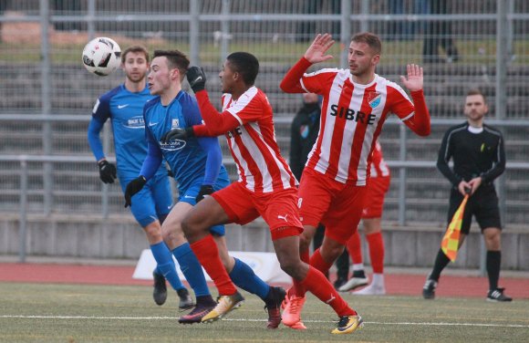 Silas Schwarz (2.v.l.) strebt mit dem TSV Schott den zweiten Sieg in diesem Jahr an. 