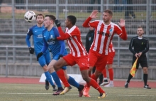 Silas Schwarz (2.v.l.) strebt mit dem TSV Schott den zweiten Sieg in diesem Jahr an. 