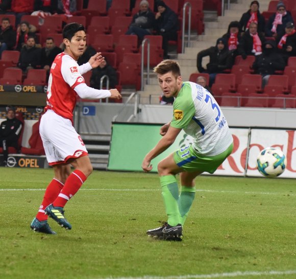 Den Ball hat Yoshinori Muto optimal getroffen - er fliegt zum 1:1 ins lange Eck.