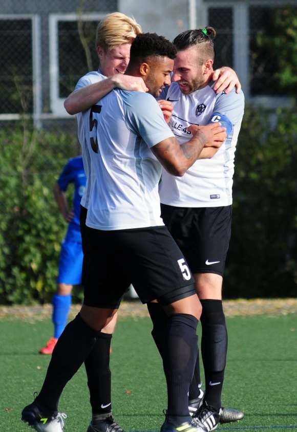 Nur elf Punkte konnte Fortuna Mombach in bisher 16 Spielen in der Landesliga einsammeln. Die Quote muss in den verbleibenden 14 Partien deutlich besser ausfallen. Felix Zaucker, Joseph Meier und Marcus Nungesser (v.l.) haben in der Vorbereitung einiges dafür getan, dass dies gelingt.