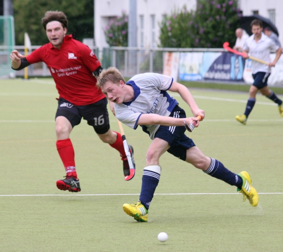 Vernünftig aufbauen und den Ball in den Schusskreis bringen - aber mehr draus machen: Das ist die Zielvorgabe vor dem Heimspiel von Bastian Kirsch (r.) und seine Mitspieler gegen den Limburger HC.