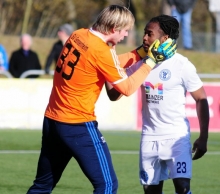 Alles gut: Maximilian Hinterkopf baute nach dem gehaltenen Elfmeter dessen Verursacher Stephane Eba Eba auf. Der Angreifer hatte nach vorne gute Szenen, leitete später aber auch das 0:2 ein.