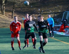 Erstmals wieder dabei, aber die Kapitänsbinde sitzt schon ganz fest: Dennis Ritz (vorne), der sich früh in der Saison verletzt hatte, zeigte gegen den FSV Offenbach gleich, wie wichtig er vor allem für die spielerischen Akzente der TuS Marienborn ist.