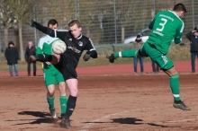 Viele vielversprechende Abschlüsse gab es nicht auf der Saulheimer Asche. Wenn doch, wie hier von FSV-Angreifer Patrick Hollerbach, sprang ein Verteidiger (in diesem Fall Daniel Reiter) dazwischen.