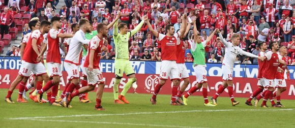 So jubelten die 05er nach dem 3:2-Hinrundensieg gegen den HSV. Sollte sich dieses Bild am Samstag in ähnlicher Form wiederholen, wäre der Abstand auf den Tabellennachbarn auf zehn Punkte angewachsen.