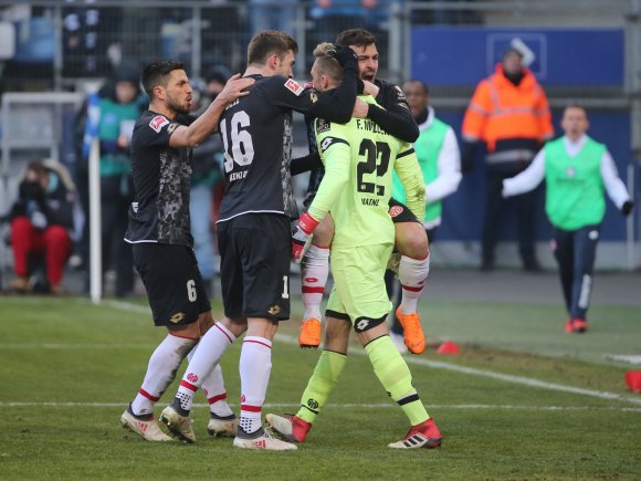 Erst hält er einen Elfmeter, dann hat er Giulio Donati am Hals: Torwart Florian Müller war der Mainzer Held in Hamburg.