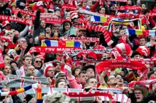 Beim 1:0-Sieg in Leverkusen konnten die 05er auch auf den Rückhalt durch die Fans bauen. Ähnliches erhoffen sie sich am Samstag in Hoffenheim.