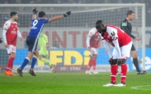 Anthony Ujah ist geknickt, Franco Di Santo jubelt: Soeben hat Marco Caligiuri das 1:0 für den FC Schalke erzielt, das die Gäste bis zum Schluss verteidigen werden.
