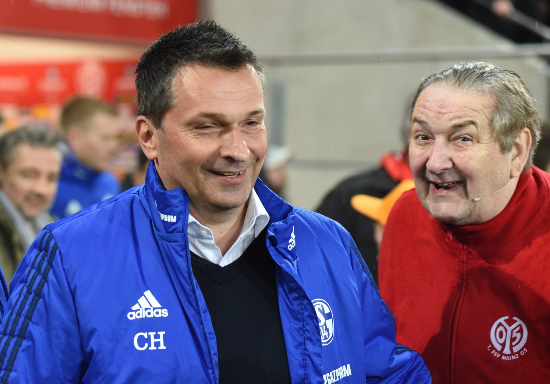Guck mal, wer da guckt: Vor dem Spiel hatten Stadionsprecher Klaus Hafner (r.) und Schalke-Manager Christian Heidel Spaß. Hinterher lachte nur noch der einstige 05-Macher.