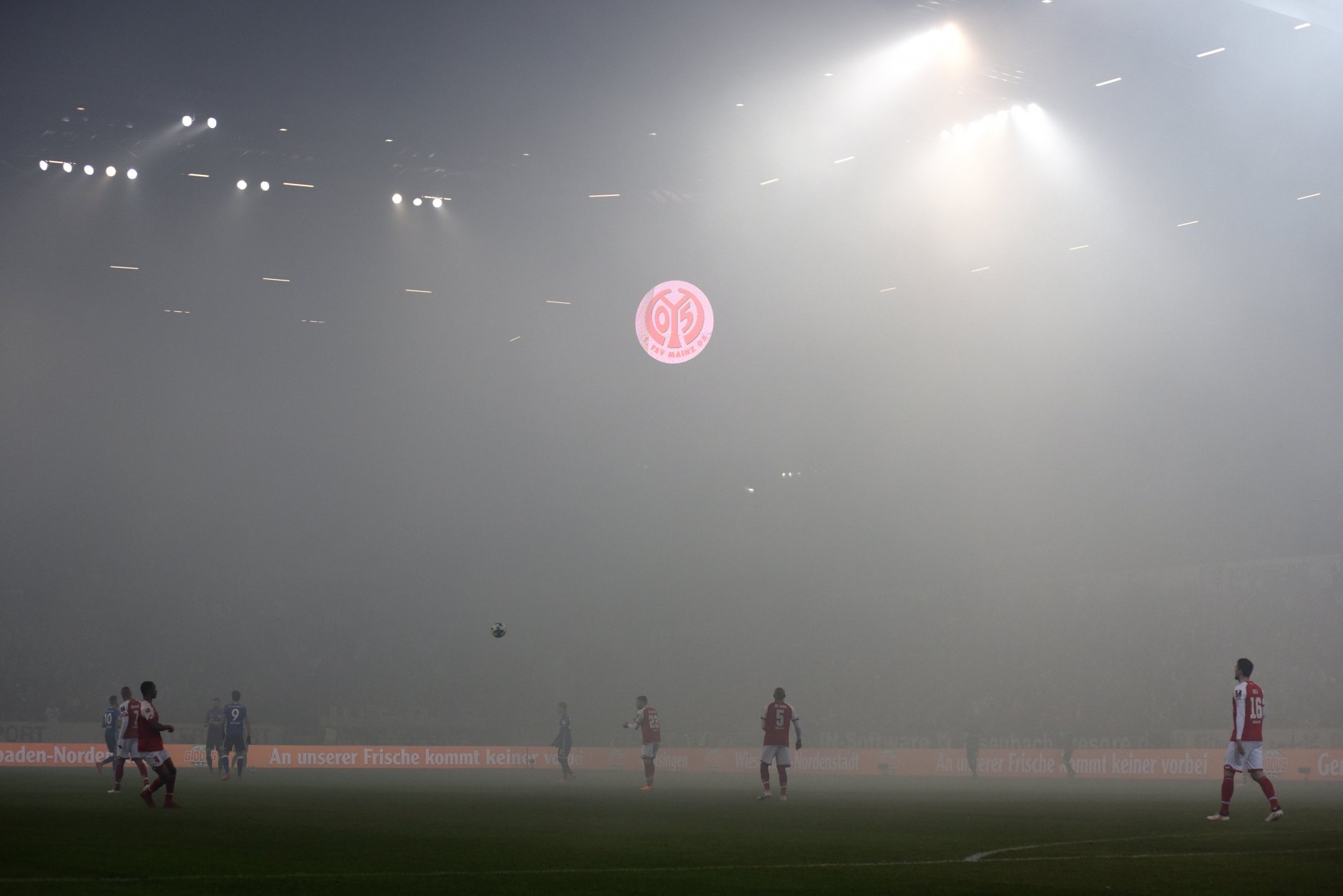 Während der Partie war Hafner vor allem damit beschäftigt, den Schalker Fans zu erklären, dass Pyrotechnik im Stadion verboten ist. Die Bilder vor dem Anpfiff erinnerten eher an „Gorillas im Nebel“...