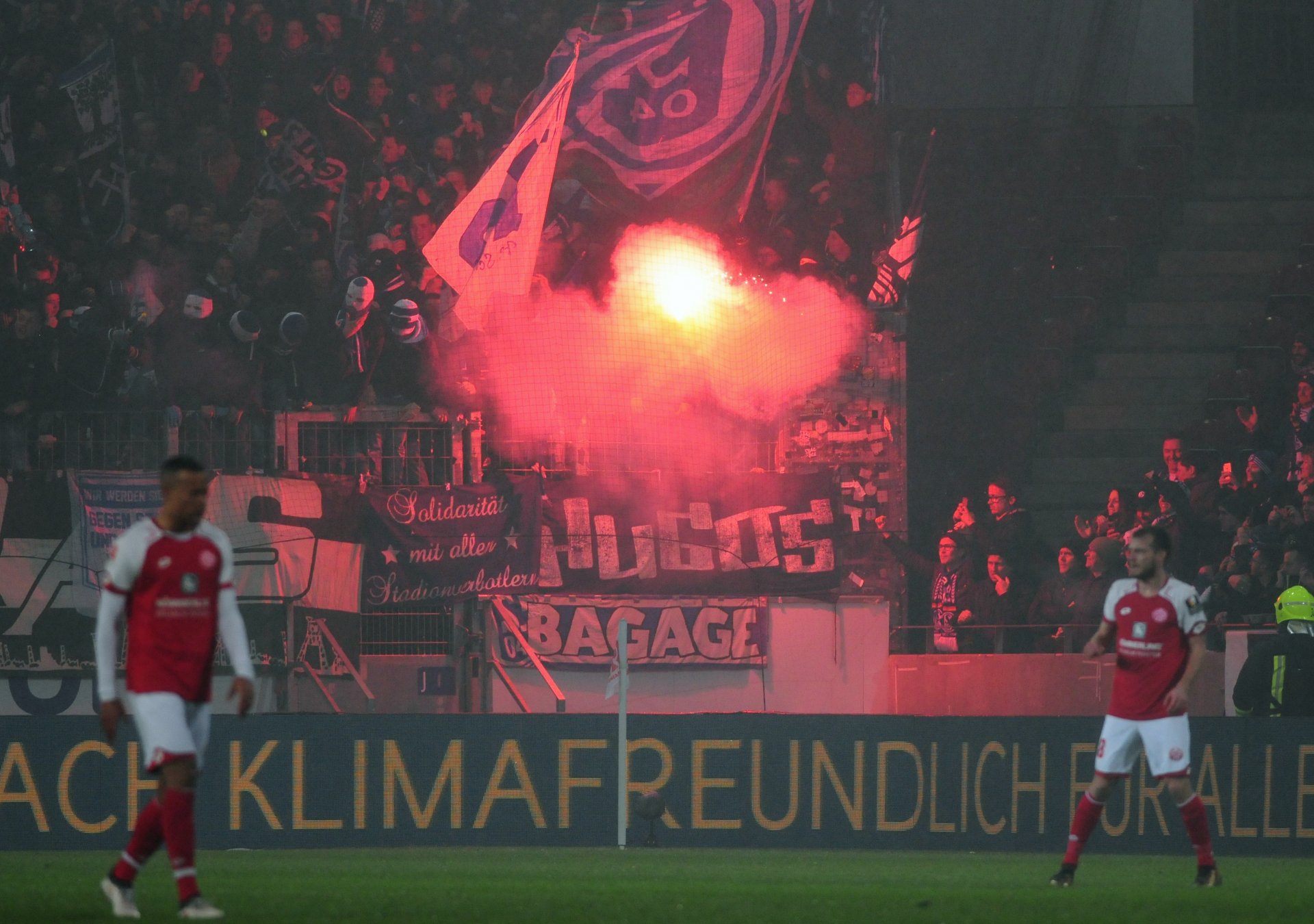 ...und auch (aber nicht nur) nach dem 0:1 brannten Bengalos.