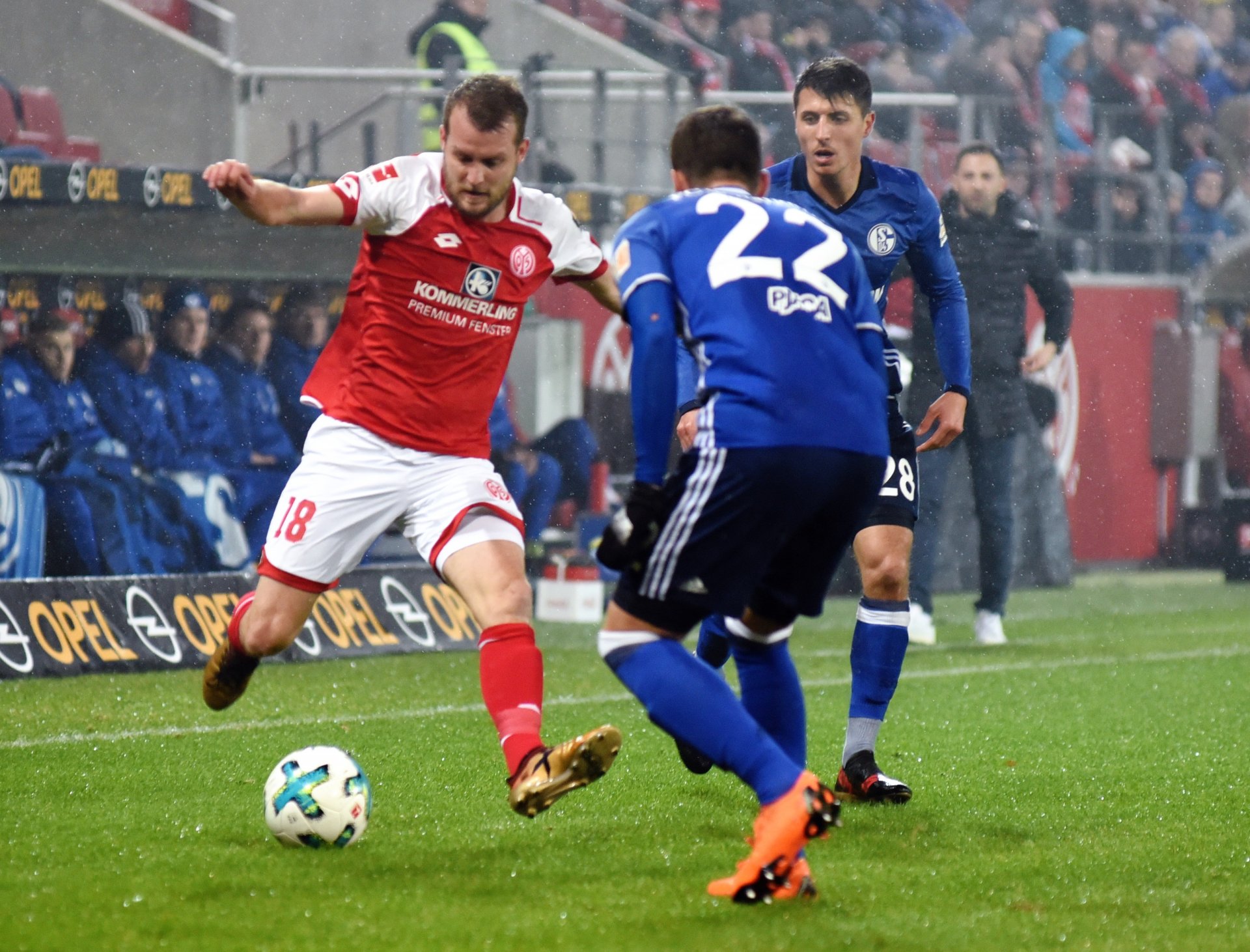 Daniel Brosinski übte viel Druck auf Alessandro Schöpf (hinten) aus und machte Dampf nach vorne.