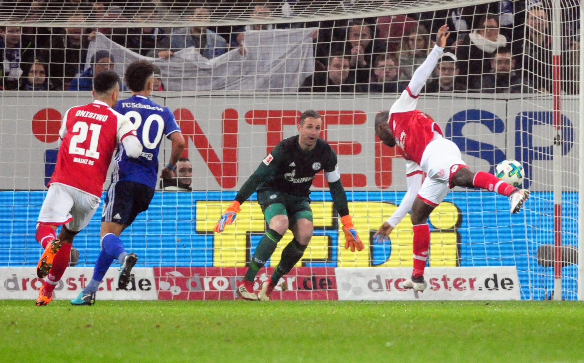 Anthony Ujahs beste Szene: Dieser Kopfball nach Brosinski-Freistoß in der ersten Halbzeit streift knapp am Tor vorbei.