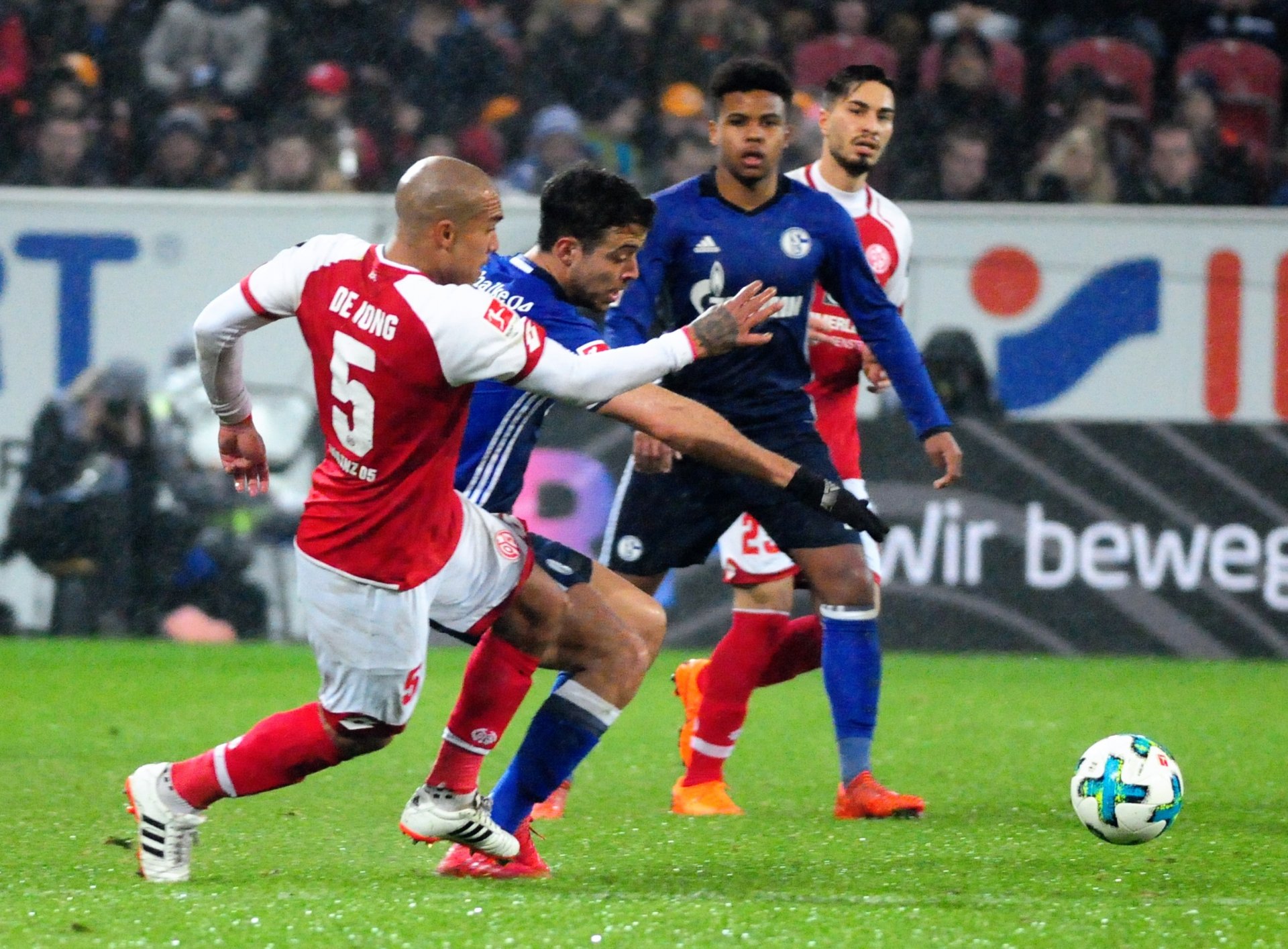 Der Anker in der Mainzer Zentrale: Nigel de Jong fungierte nicht nur als Antreiber, sondern baute das Spiel auch auf.