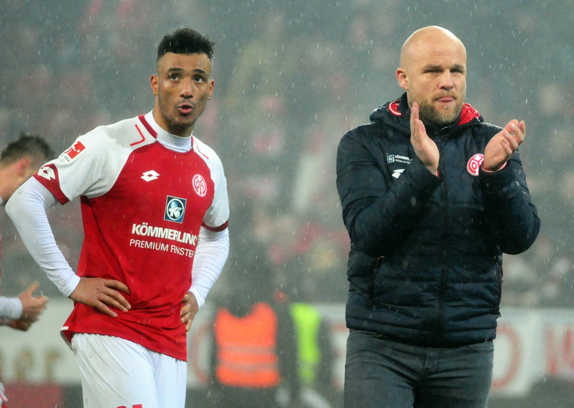 Den Applaus von Sportorstand Rouven Schröder hatten sich Mannschaft und Fans gleichermaßen verdient.