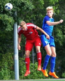 Nach abgelaufener Sperre kann der Mombacher Trainer Oliver Schmitt ab sofort wieder auf Felix Zaucker (r.) setzen. Der ist mit fünf Saisonstreffern bisher bester Fortuna-Torschütze.