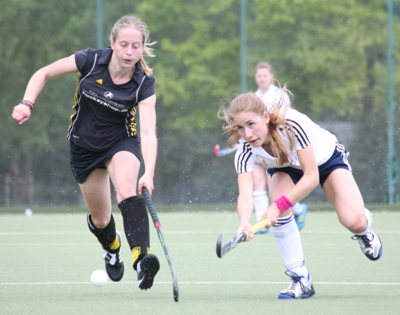 Clara Beck (r.) schoss in Bad Kreuznach das letzte Mainzer Tor der nunmehr abgelaufenen Oberligasaison. Und das auch noch mit der zuletzt viel geübten argentinischen Rückhand.