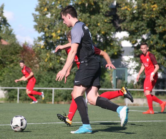 Der Mann der bisherigen Saison beim VfB Bodenheim ist für Trainer Jürgen Collet der 18-jährige Calvin Faßnacht, hier beim 2:2 im Heimspiel gegen Phönix Schifferstadt. Bei den Pfälzern gelang nun gar ein 3:1-Sieg, der Allrounder Faßnacht regelte diesmal die Innenverteidigung zusammen mit Nelson Kari-Kari.