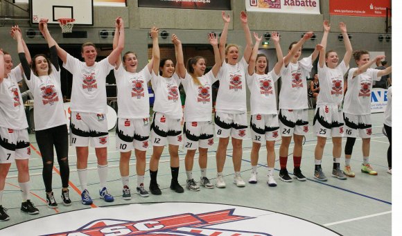 Da kann man mal die Welle machen: Die ASC-Basketballerinnen bejubelten den Titelgewinn mit ihren Anhängern.