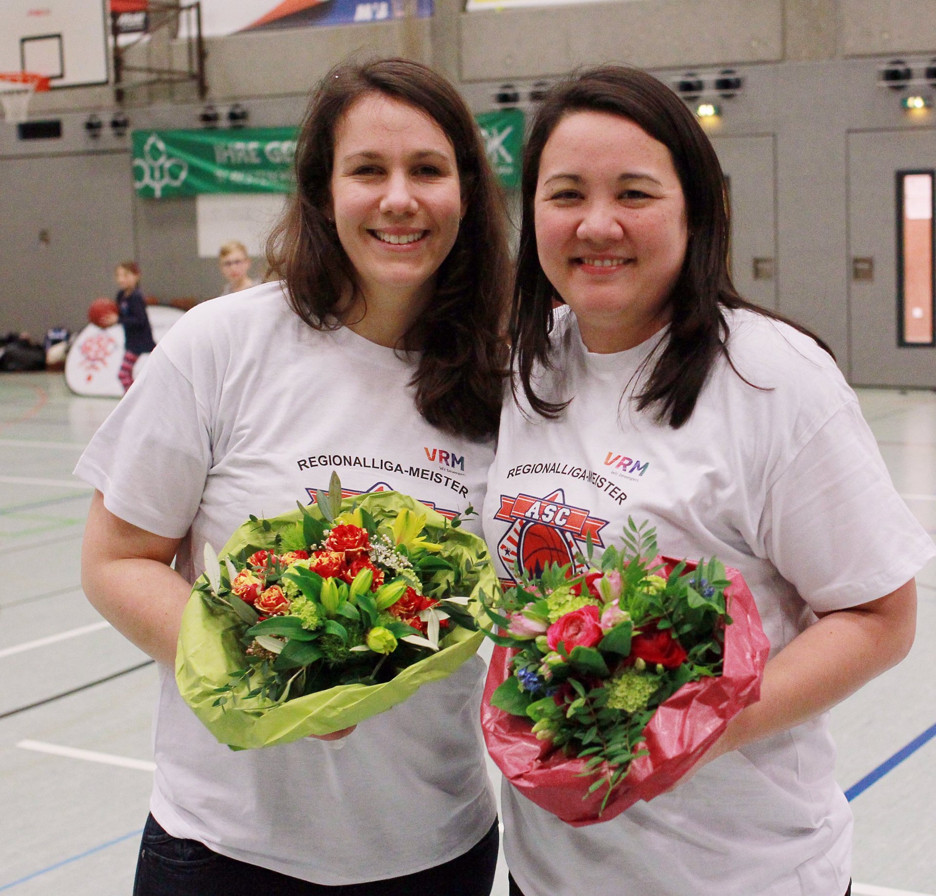 ...und Blumen für die Trainerinnen Natascha Stergiou (l.) und Christina Yuko Vogel gab's auch.