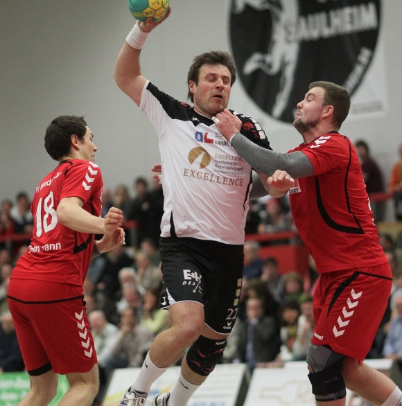 Etwas entschlossener als hier Manuel Frommann (l.) und Joachim Doderer gegen Saulheims Leo Vuletic wollen die Nieder-Olmer Oberligahandballer gegen die Sportfreunde Budenheim verteidigen. Es lockt der vierte Sieg im vierten Spiel gegen die Nachbarklubs.