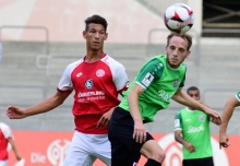 Einmal brachten die Mainzer den Ball im Stadtallendorfer Tor unter. Heinz Mörschels (l.) Treffer wurde aber wegen vermeintlicher Abseitsstellung aberkannt.