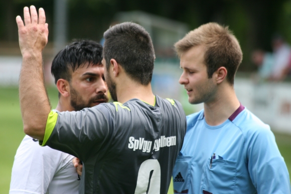 Erst mal böse schauen und dann den Ausgleich schießen: Der Zeilsheimer Parves Naziri (l.) ließ sich auch mit dem Schiedsrichter als Nachbarn in eine Kabbelei mit Mükkerem Serdar ein. 