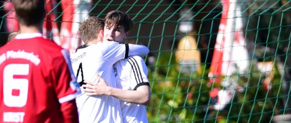 Im Heimspiel der vorigen Saison rettete Jonas Eichbladt (r.) dem SV Gonsenheim das 2:2 gegen die TSG Pfeddersheim.