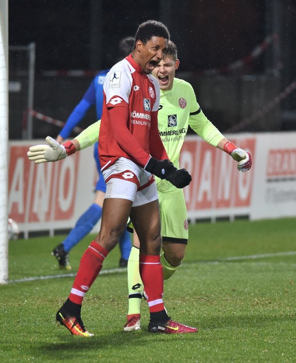Sport aus Mainz Rote Karte hilft den Dezimierten