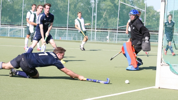 Am langen Pfosten auf den Ball lauern: Falk May kam bei seiner Feldsaison-Premiere in diesem Jahr gleich zu drei Treffern gegen den Limburger HC, hier das finale 5:2.