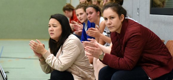 Bis Ende der Woche wollen Christina Vogel (l.) und Natascha Stergiou sich ein Bild davon gemacht haben, mit welchen Spielerinnen sie für welche Liga planen können.