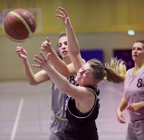 Da mochten sich Verena Merks (vorne) und der SC Lerchenberg noch so strecken: Gegen den ATSV Saarbrücken hatten sie am letzten Spieltag keine Siegchance.