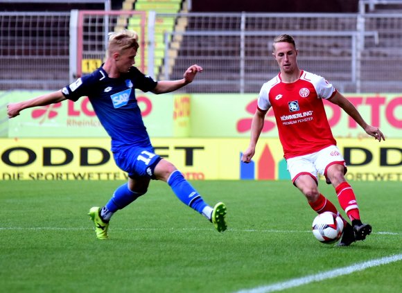 Wie schon zu Hause unterlagen die 05er (r. Maurice Neubauer) der TSG Hoffenheim II auch im Sinsheim.