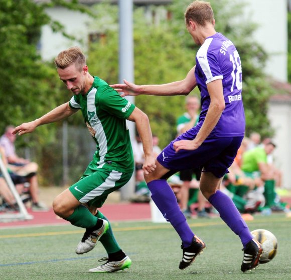 Bei der ersten Punktspielbegegnung mit dem SV Rülzheim verlor Dennis Ritz (l.) mit der TuS Marienborn erst den Ball und dann mit 2:4 auch das Spiel. Das soll diesmal deutlich besser laufen.