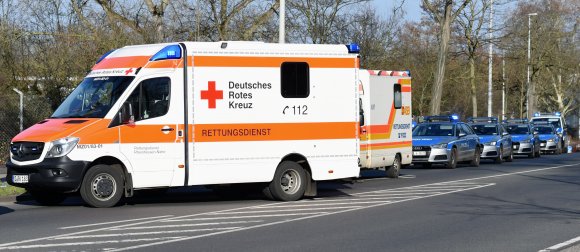 Nach dem Spiel des TSV Schott gegen den FSV Frankfurt waren Polizei und Rettungsdienst gefragt.